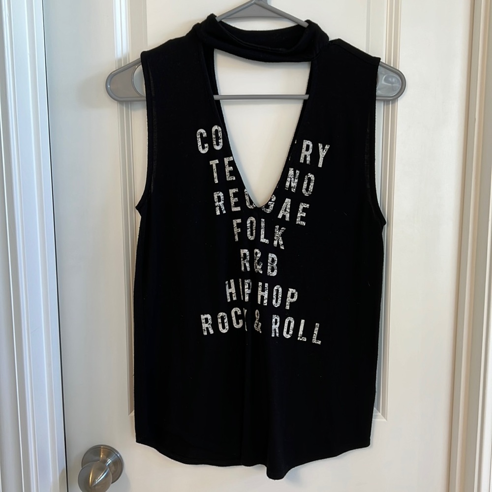 Black v neck t